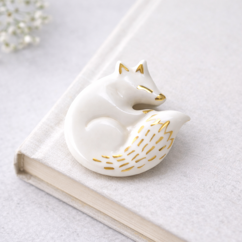 Líška polárna - porcelánová brošňa