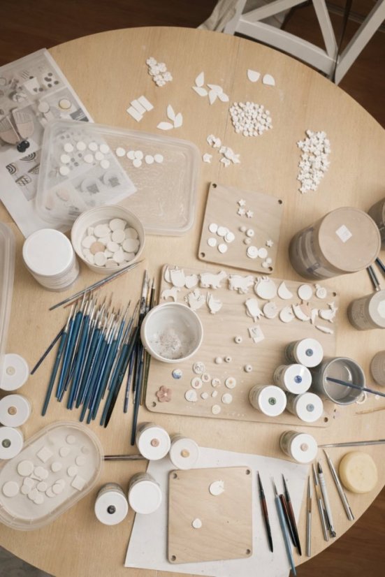 Workshop porcelánových šperkov v Košiciach 18.4.2026 | Vyrob si vlastný šperk - Vyrobím si na workshope: 2x brošňa Motýľ