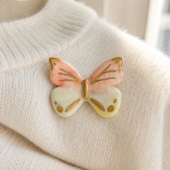 Motýľ - jemná porcelánová brošňa