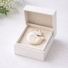 Líška polárna - porcelánová brošňa