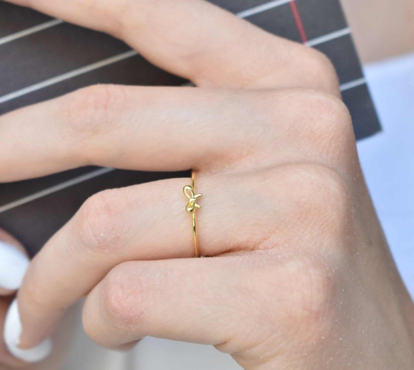 Bow - dámsky strieborný prsteň s mašličkou - Farba: Zlatý prsteň