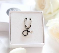 Brošna Veselý lekár / lekárka