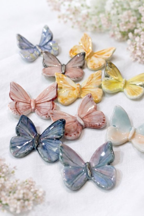 Workshop porcelánových šperkov v Košiciach 18.4.2026 | Vyrob si vlastný šperk - Vyrobím si na workshope: 1x brošňa motýľ + 1x náušnice motýlie krídla