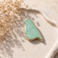 Vtáčik s reliéfom - ručne vyrobená porcelánová brošňa