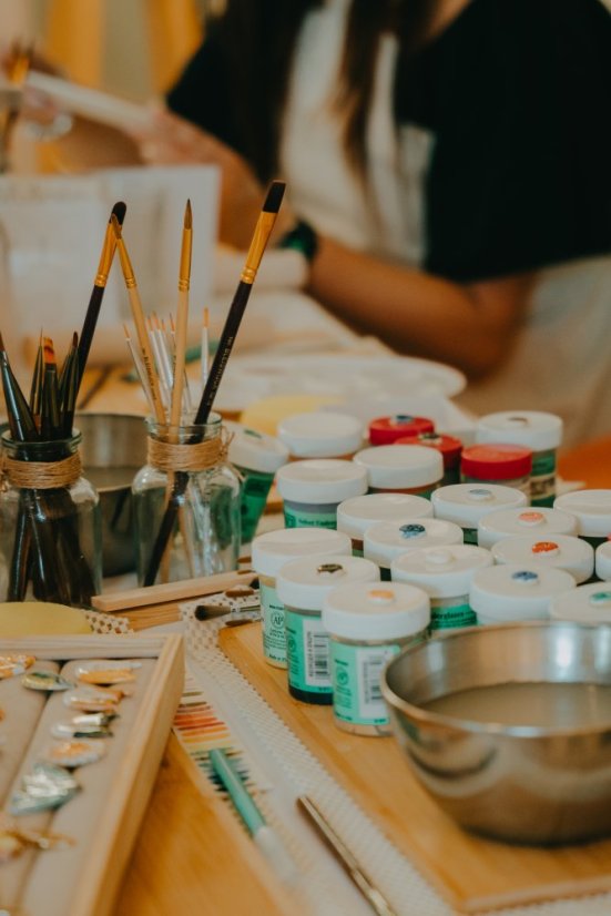 Workshop na teambuilding - výroba porcelánových šperkov