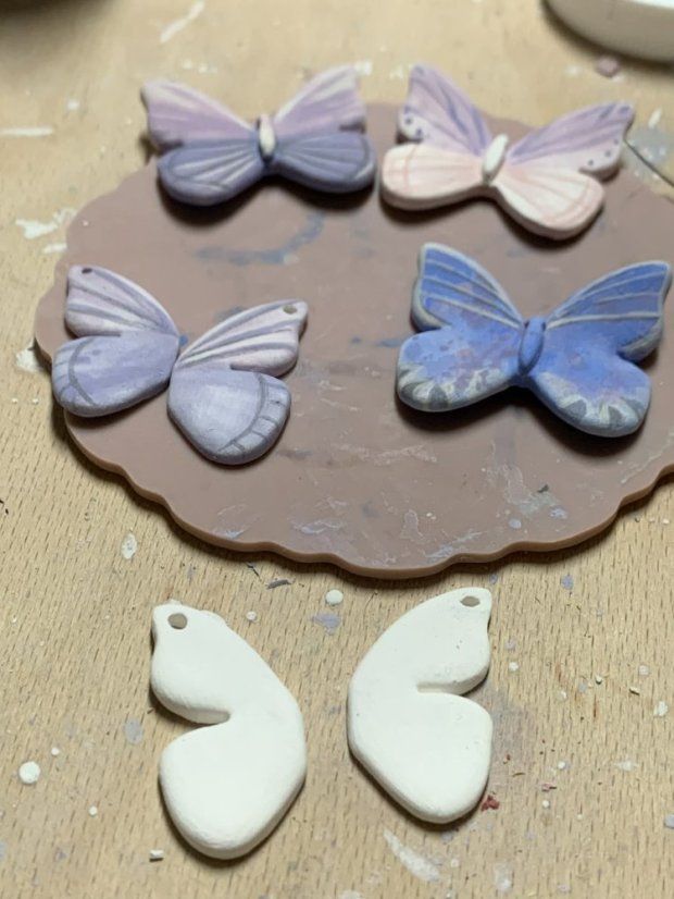 Workshop porcelánových šperkov v Košiciach 18.4.2026 | Vyrob si vlastný šperk - Vyrobím si na workshope: 1x brošňa motýľ + 1x náušnice motýlie krídla