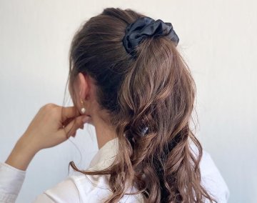 Krásny účes so scrunchie gumičkou
