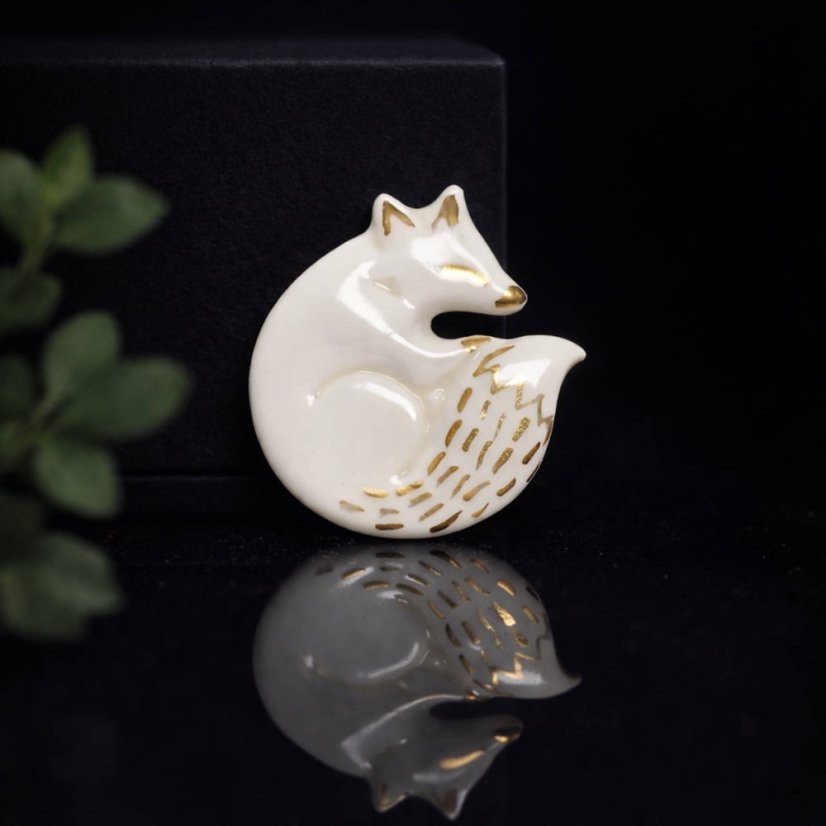 Líška polárna - porcelánová brošňa
