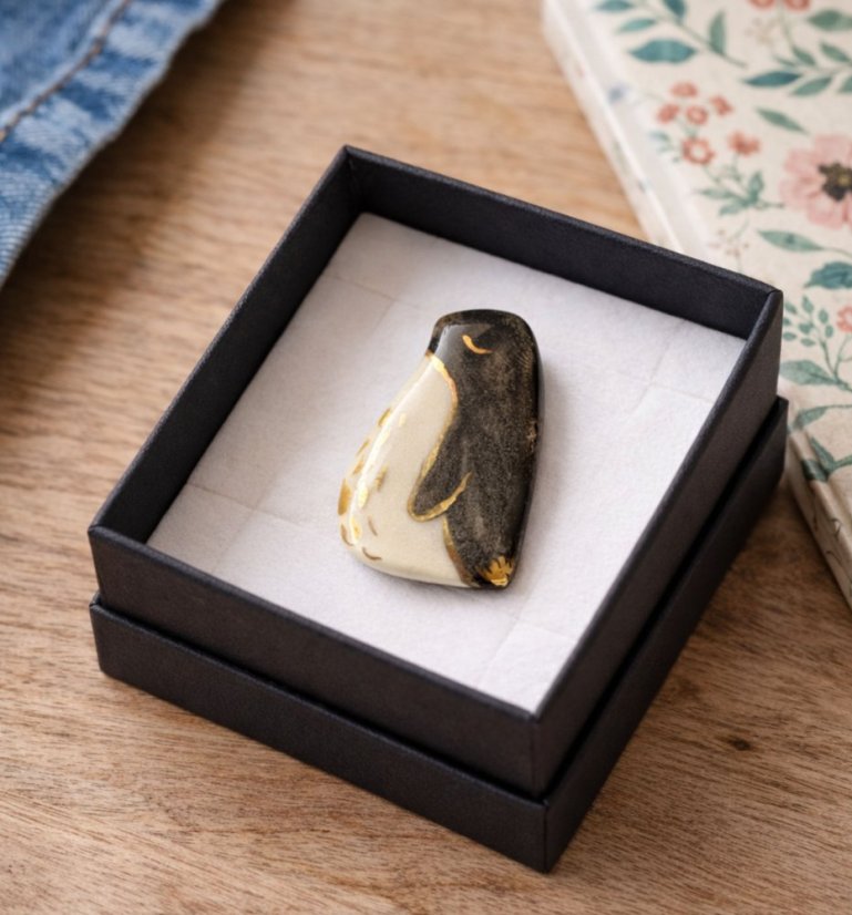 Tučniak - porcelánová brošňa