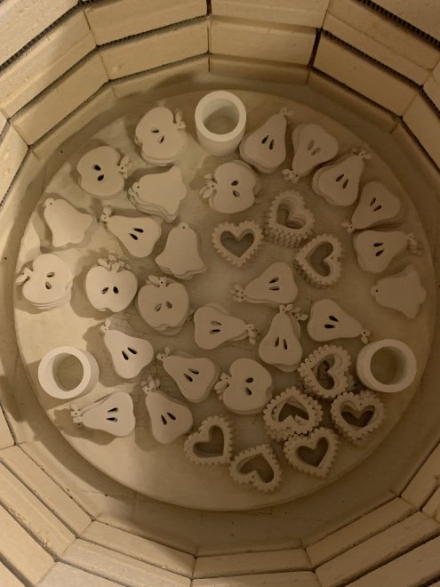 Workshop porcelánových šperkov v Košiciach 18.4.2026 | Vyrob si vlastný šperk - Vyrobím si na workshope: 1x brošňa motýľ + 1x náušnice motýlie krídla
