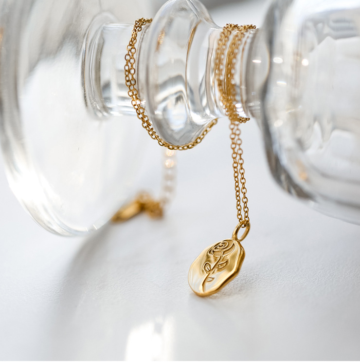 Rose - náhrdelník s príveskom z titánu