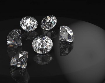 Rozdiel medzi briliantom a diamantom