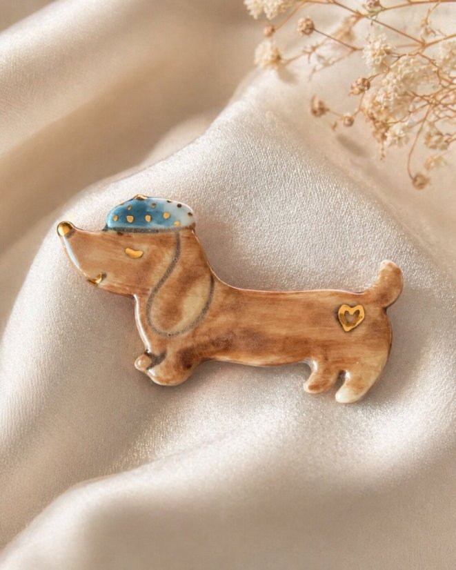 Jazvečík  - porcelánová brošňa