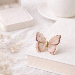 Motýľ - jemná porcelánová brošňa