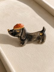 Jazvečík tmavý - porcelánová brošňa