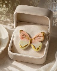 Motýľ - jemná porcelánová brošňa