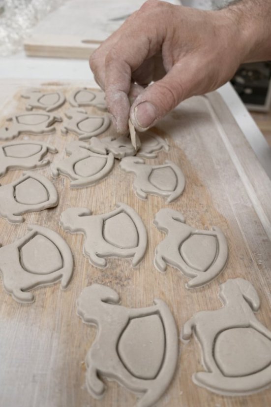 Workshop porcelánových šperkov v Košiciach 18.4.2026 | Vyrob si vlastný šperk - Vyrobím si na workshope: 2x brošňa Motýľ