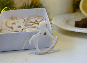 Ako vznikajú porcelánové vianočné ozdoby – príbeh handmade výroby