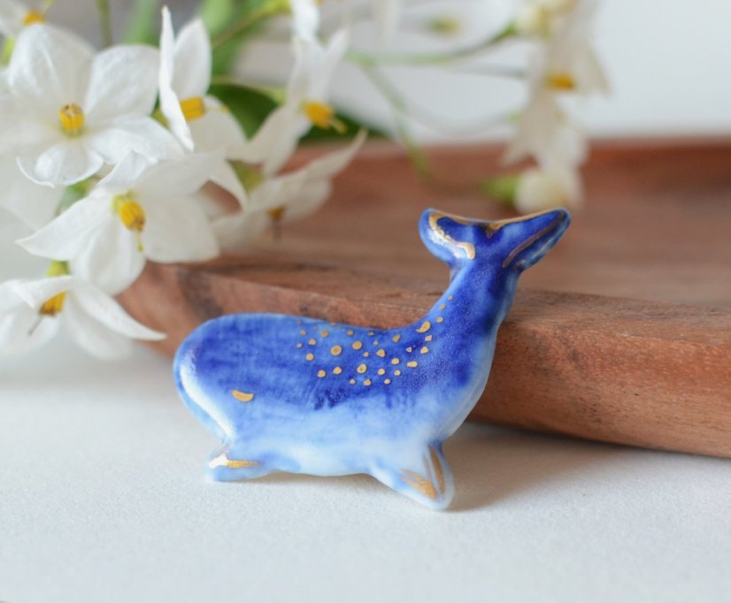 brošňa z porcelánu veľryba