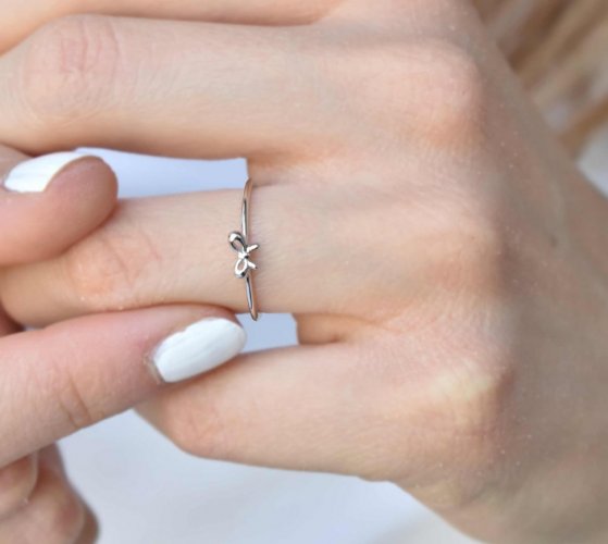 Bow - dámsky strieborný prsteň s mašličkou - Farba: Strieborný prsteň