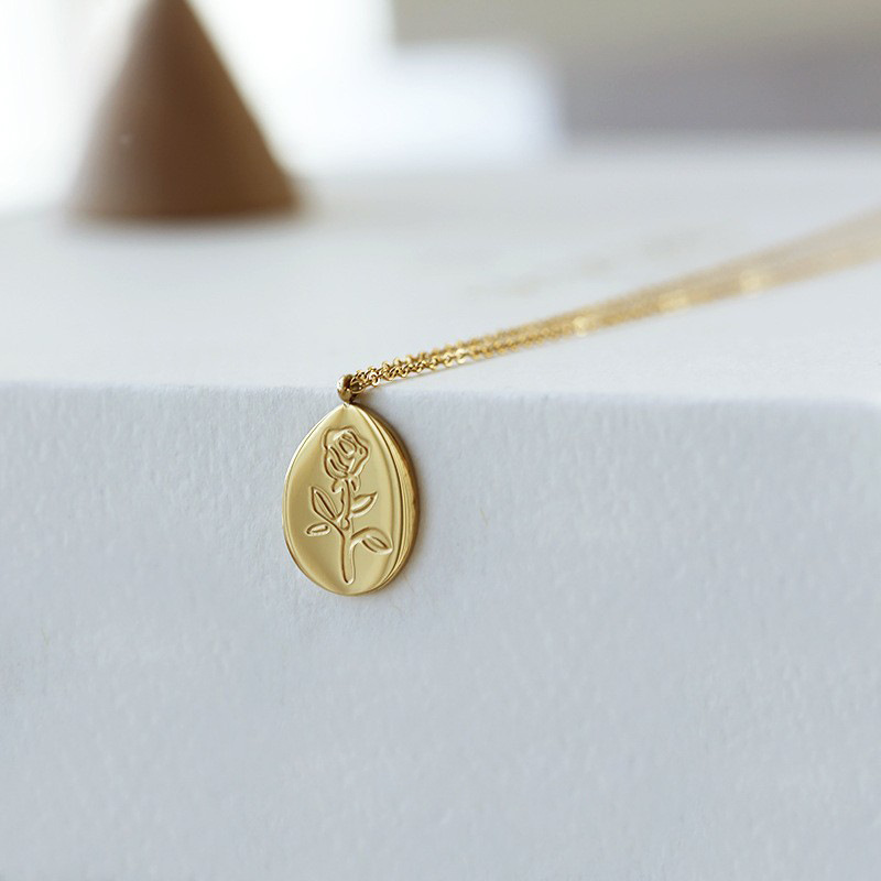 Rose - náhrdelník s príveskom z titánu