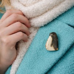 Tučniak - porcelánová brošňa