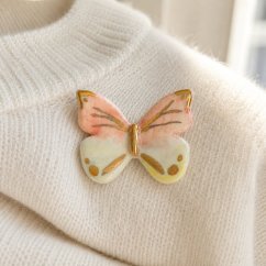 Motýľ - jemná porcelánová brošňa