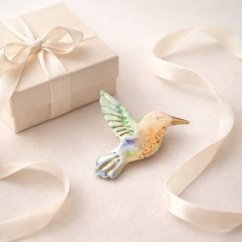 Kolibrík - ručne vyrobená porcelánová brošňa